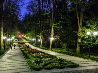 Noclegi Polanica-Zdrój – promenada spacerowa w parku Zdrojowym w Polanicy-Zdroju